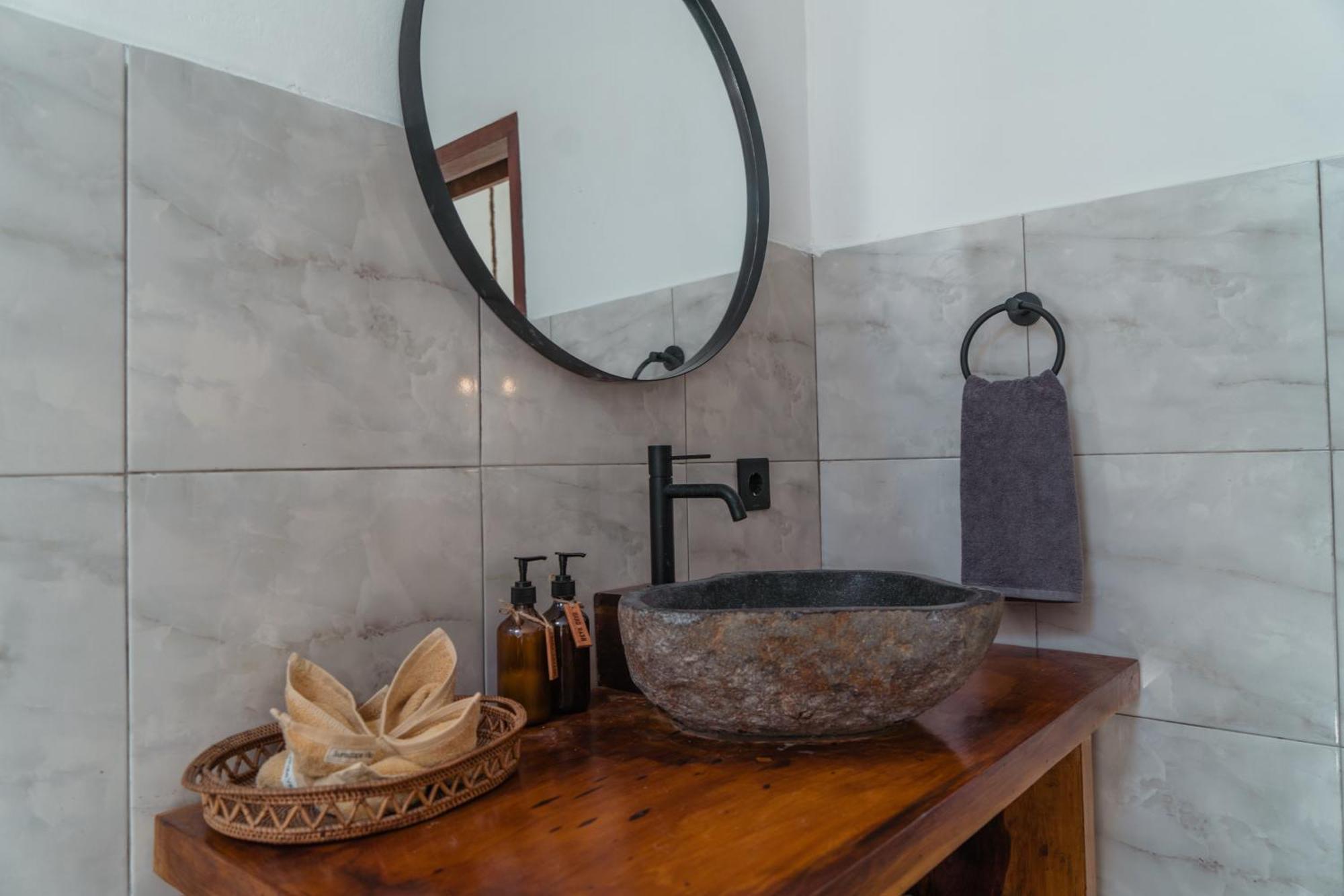 Sunscape Villa - Beachfront And Private Pool Gili Air Kültér fotó