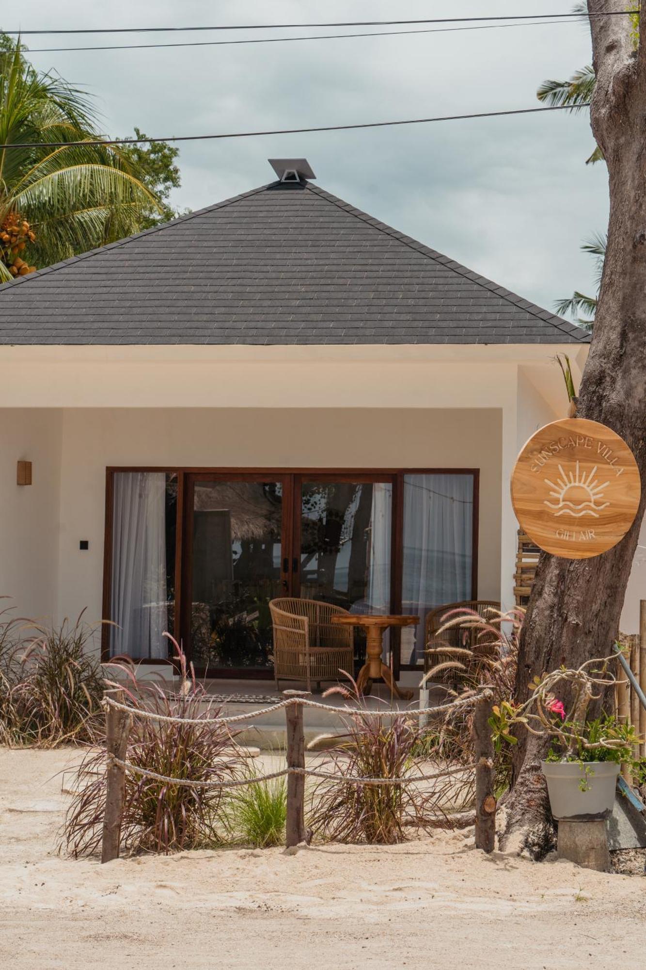 Sunscape Villa - Beachfront And Private Pool Gili Air Kültér fotó