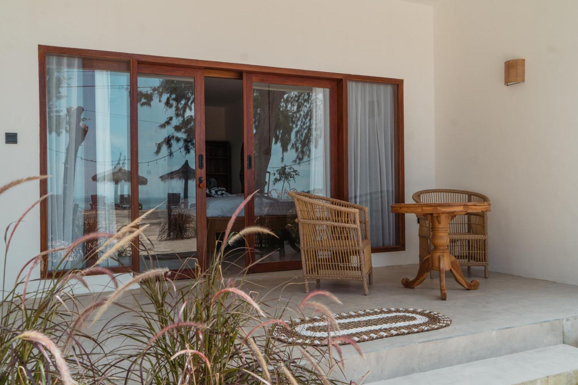Sunscape Villa - Beachfront And Private Pool Gili Air Kültér fotó