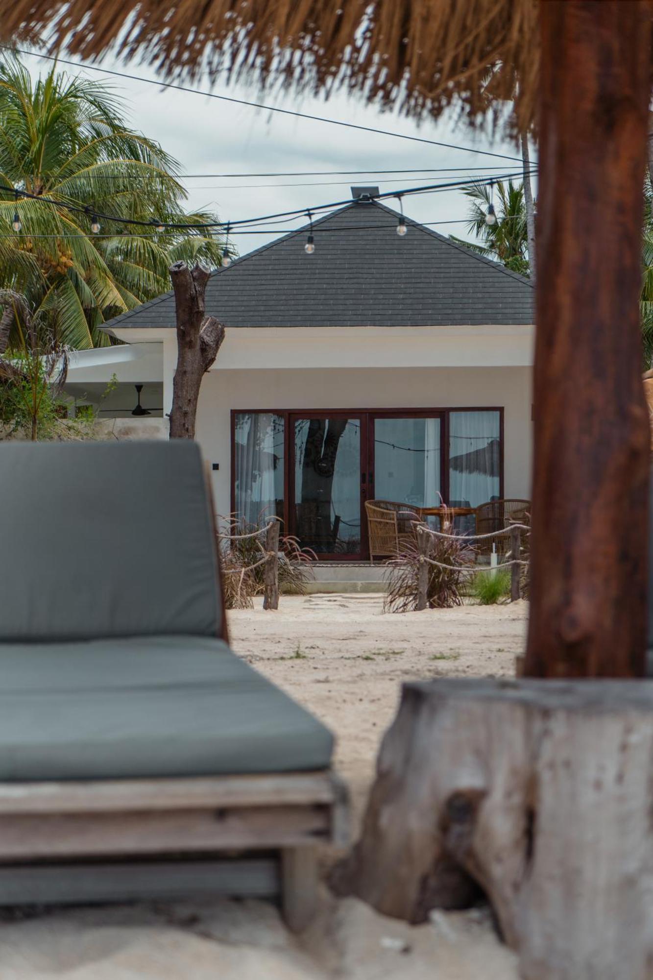 Sunscape Villa - Beachfront And Private Pool Gili Air Kültér fotó